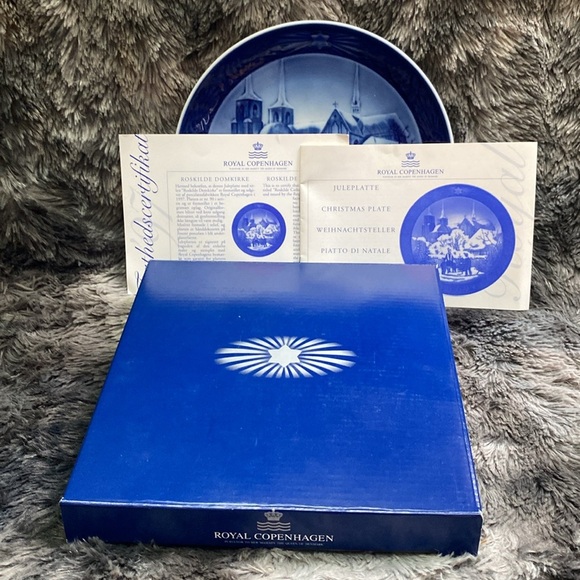 Royal Copenhagen Blue Winter Scene Plate - Picture 4 of 16